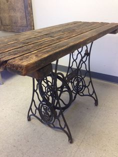 table en bois sur pieds machine à coudre